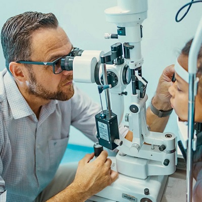 Crianças que receberão óculos gratuitamente consultam oftalmologista