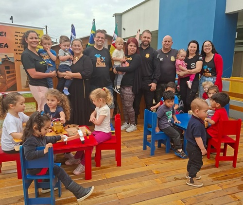 EMEI recebe móveis produzidos por apenados