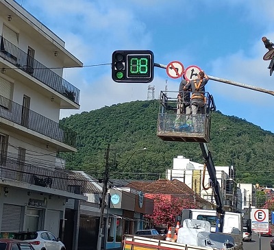 Prefeitura investe mais de R$ 100 mil em sinaleiras com temporizadores