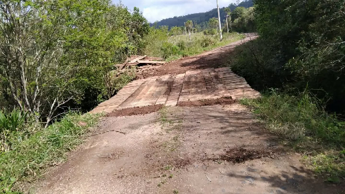 Prefeitura substitui ponte em Serra Velha